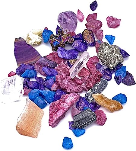 Rocha natural e caixa de cristal com cristais variados absorvidos com propriedades de cura positivas. Kit de presente mineral