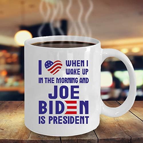 Bandeira Kropsis EUA eu amo quando acordo de manhã e Joe Biden é o presidente Ceramic Coffee Caneca Cup de chá branco