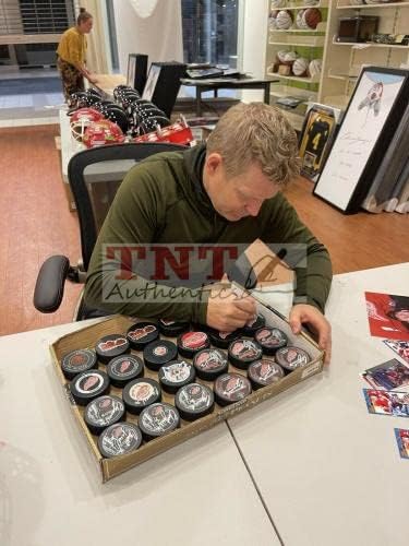 Chris Osgood assinou Detroit Red Wings em Glas Co Puck - Pucks autografados da NHL