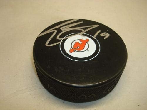 Travis Zajac assinou assinou o hóquei de New Jersey Devils Puck autografado 1C - Pucks autografados da NHL