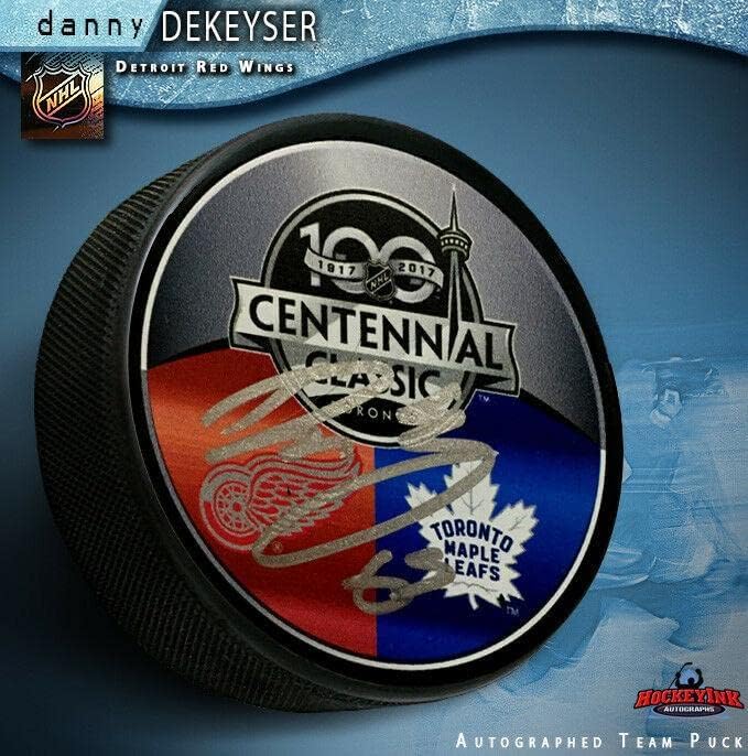Danny Dekeyser assinou o Centennial Classic Puck Detroit Red Wings - Pucks autografados da NHL