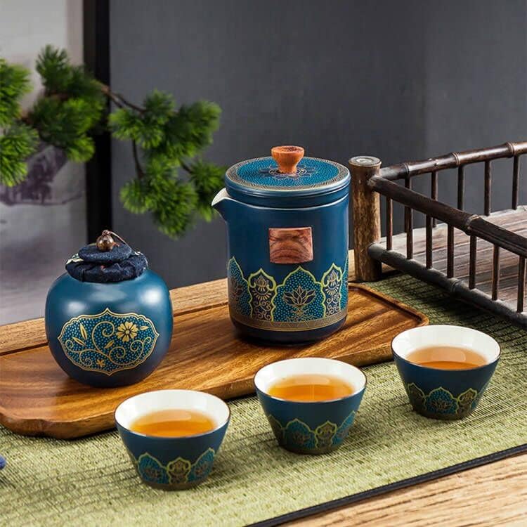 Chinese de chá de viagem com bolsa de couro/estojo, bule de flores de cerâmica com infusor, caddy de chá, três copos de chá gongfu/kungfu e bolsa de viagem portátil