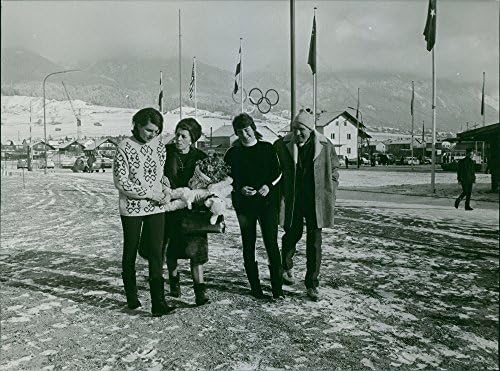 Foto vintage de Marielle Goitschel e Christine Goitschel com sua família.