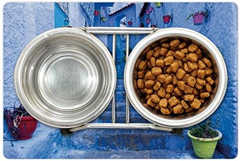 Ambesonne Blue Pet Tapete para comida e água, rua com vasos de flores coloridos na cidade de Chefchaouen em Marrocos Travel Village, retângulo de borracha sem deslizamento para cães e gatos, multicolor
