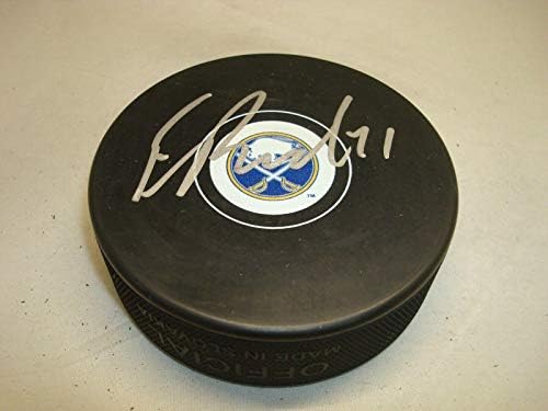 Evan Rodrigues assinou Buffalo Sabers Hockey Puck autografado 1A - Pucks autografados da NHL