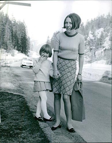 Foto vintage de Danielle Gaubert, esposa de Jean-Claude Killy com sua filha Emilie Killy