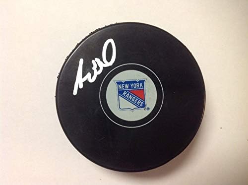 Adam McQuid assinou autografado NY New York Rangers Hockey Puck A - Pucks NHL autografados