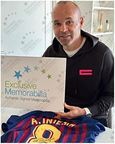 As recordações exclusivas Andres Iniesta assinaram a camisa de futebol do Barcelona 2018-19. Quadro padrão
