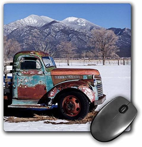 Caminhão velho 3drose sentado no campo A, Taos, Novo México, EUA. Almofada de mouse, 8 x 8
