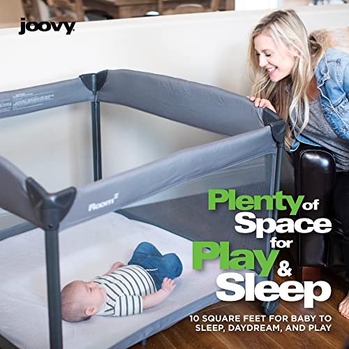 Joovy Room² Playpen portátil grande para bebês e crianças pequenas com quase 10 pés quadrados de espaço, grandes janelas de malha