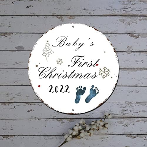 Red Wreatch Wreatch Sign Primeiro Natal do bebê 2022 Snowflake PAITAING ROUNTE METAL TIN SIGN Decoração de porta de Natal Vintage Sinal de alumínio para casa de férias de parede de porta de cozinha 9 polegadas de 9 polegadas