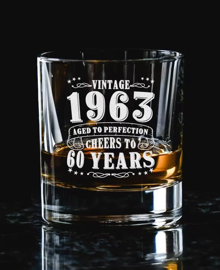 JohnPartners993 60º aniversário envelhecido com perfeição - Vintage 1963 Glass de uísque gravado - 1963 Presentes de aniversário de 60 anos para homens - óculos de uísque vintage copos de uísques bourbon - Idéias atuais para ele