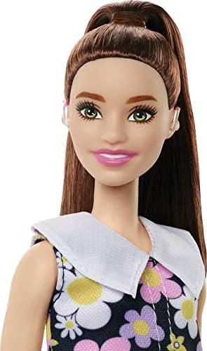Boneca Barbie Fashionistas 187 com aparelhos auditivos nos bastidores, rabo de cavalo morena, vestido de mudança e botas