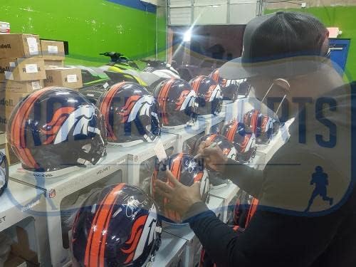 Terrell Davis assinou o capacete da NFL autêntico de Denver Broncos com inscrição “Bronco 4 Life” - capacetes da NFL autografados