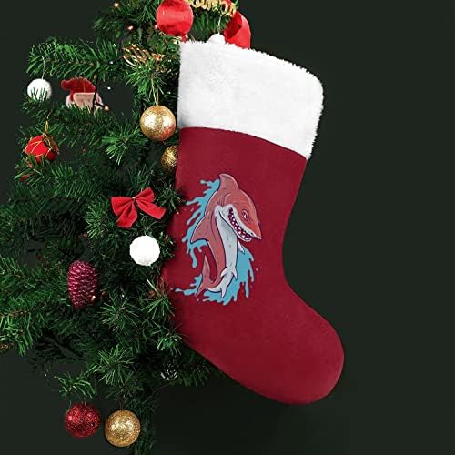 Tubarão com uma boca aberta meias de meia de Natal com lareira de pelúcia pendurada para a decoração da casa da árvore de Natal
