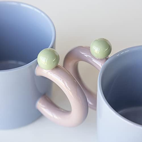 Caneca de cerâmica azul de 11 onças com uma miçanga verde na alça roxa, uma xícara de café perfeita ou xícara de chá,