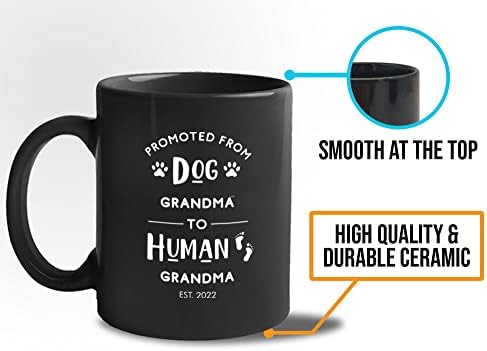 A amantes de cães caneca de café 11oz preto - promovido da vovó de cachorro para a avó humana est.2022 - Anúncio da gravidez Mãe sinuoso