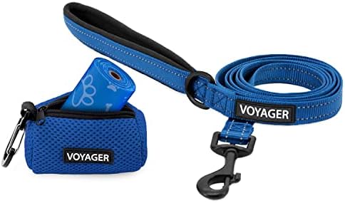 Voyager Refletor Dog Leash com alça de neoprene, 5 pés. e reutilizável portador de saco de cocô de distribuição de malha para viagens, caminhadas, estacionamento e uso ao ar livre, macio e durável com clip -on - Royal Blue