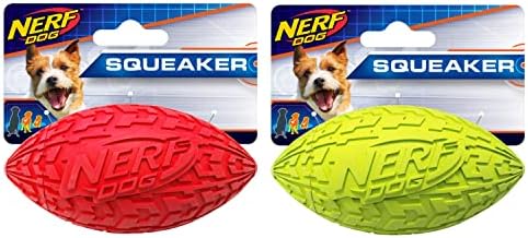 Brinquedo de cães de futebol de pneus Nerf Dog com Squeaker interativo, leve, durável e resistente à água, 4 polegadas para raças pequenas e médias, unidade única em cores variadas de verde e vermelho