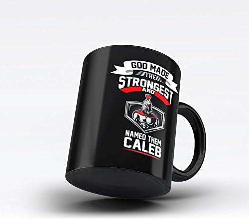 Deus fez os mais fortes e os chamou de Caleb personalizou a caneca de café preta exclusiva por hom