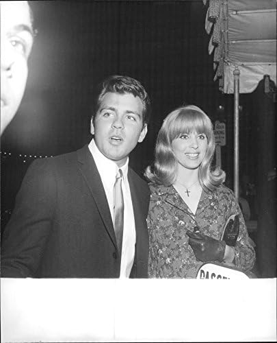 Foto vintage de Fabian com sua esposa Katie Regan, 1965.