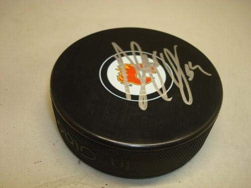 Alex Chiasson assinou o Calgary Flames Hockey Puck autografado 1a - Pucks autografados da NHL