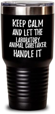 Mantenha a calma e deixe o cuidador de animais de laboratório lidar com o copo de entrega de colegas de trabalho