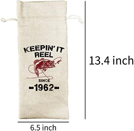 Bolsa de vinho engraçada de presente de aniversário, Keepin It Reel desde 1962 Presente de aniversário de pesca, presente de pesca divertido para pescador entusiasta de pescador pai vovô, bolsa de vinho de cordão