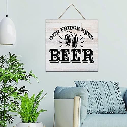 AUTRAVELCO Nosso geladeira precisa de decoração de parede da fazenda de cerveja Sign de madeira de 6x10 polegadas Placa de madeira de parede vertical com decoração de casa para o escritório da sala de estar