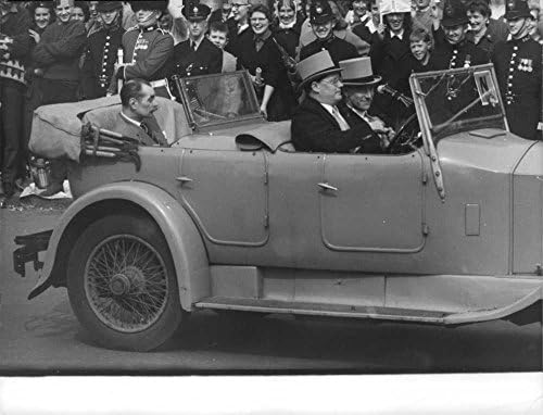 Foto vintage da princesa Margaretha sentada no carro.