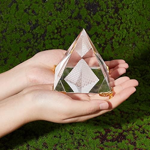 Gorgecraft 3,35 Crystal Pyramid Prism Feng Shui Crafts Meditação Ornamentos de cristal com liga de zinco Stand para decoração de arte de escritório em casa Prosperidade Boa sorte
