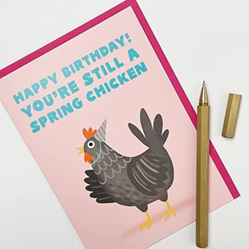 Cartão de feliz aniversário engraçado de frango da primavera de Inglês Old Co. - cartão de aniversário com tema de
