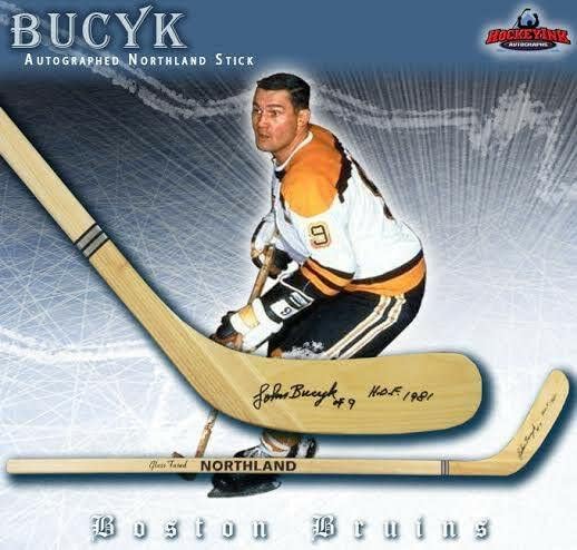 Johnny Bucyk assinou o Modelo de Madeira Northland Stick W/HOF INSC. - Boston Bruins - Sticks NHL autografados
