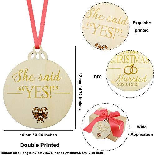 Willbond 3 peças Primeiras enfeites de casamento de madeira Ornamentos de casamento 2020 Nossos primeiros ornamentos de madeira engajados de Natal com fitas impressas de lado duplo para o enfeite de árvore de Natal
