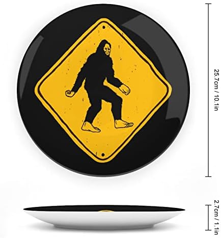 Bigfoot Road Plate Funny Bone China Decorativa Placas redondas Cerâmica Craft With Display Stand for Home Office Wall Decoration
