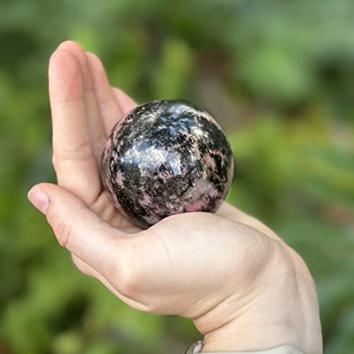 Slueiceboy Prospecção de Rhodonite Sphere | Inclui Stand | Rodonita Bola de Esfera de Pedra Gemo de Rodonita | Cristal de pedra preciosa do mineral polido preto para a decoração de Chakra de Reiki Fengshui