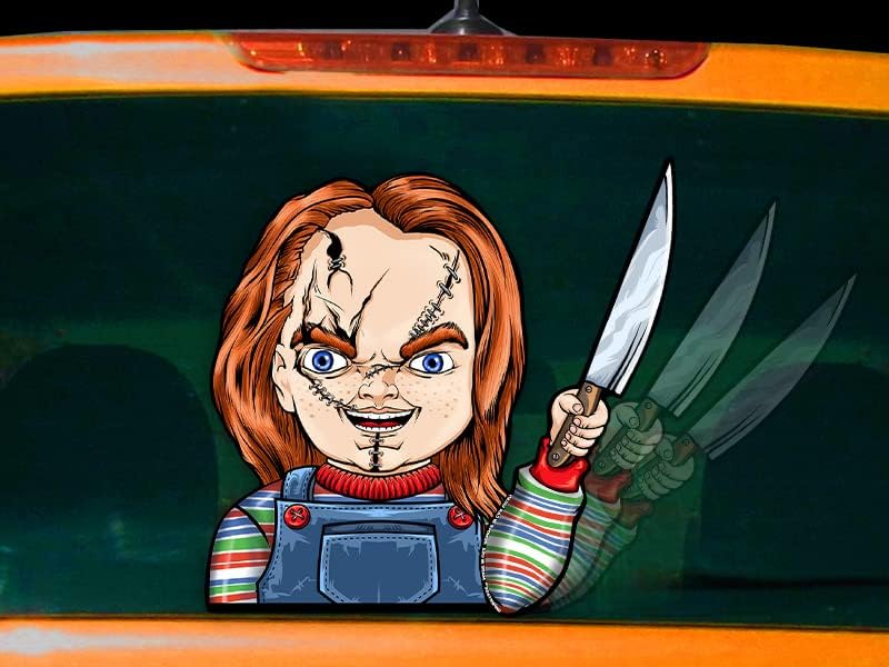 A boneca assassina Chucky acenando para um limpador de faca com decalques ligados ao limpador de veículos traseiros para o Halloween