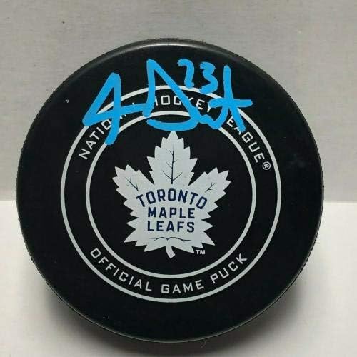 Travis Dermott assinou o Toronto Maple Leafs Hockey Puck PSA AF36499 - Pucks de NHL autografados