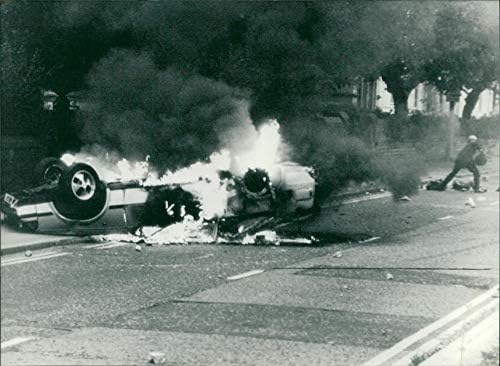 Foto vintage de um veículo queimando em Toxteth LivePool na noite passada.