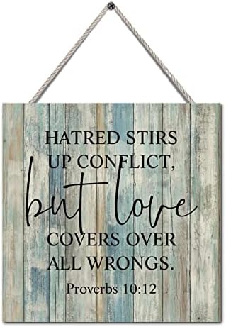 As placas de madeira com o que dizem o ódio provocam conflitos, mas o amor cobre todos os erros Decorações rústicas de
