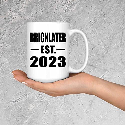 Designsify Bricklayer estabelecido est. 2023, 15 onças de caneca de café branca de café com xícara de chá com alça, presentes