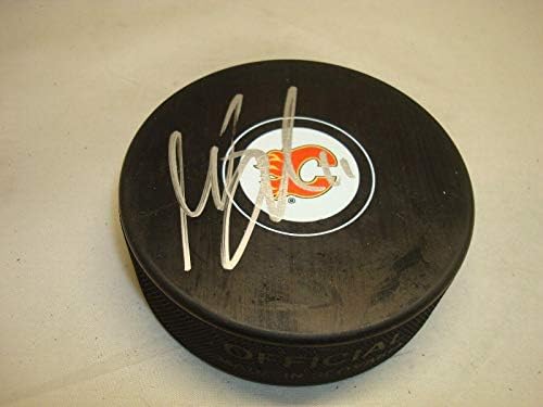 Mikael Backlund assinou Calgary Flames Hockey Puck autografado 1b - Pucks autografados da NHL