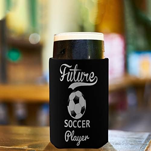 Futuro jogador de futebol reutiliza as mangas de xícara de café gelado isolado por um padrão fofo para bebidas frias quentes