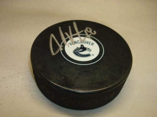 Jake Virtanen assinou o Vancouver Canucks Hockey Puck autografado 1A - Pucks autografados da NHL
