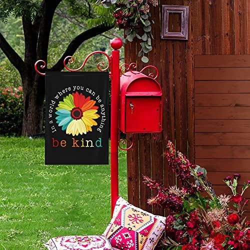 Banner de jardim 12 x18 Daisy em um mundo onde você pode ser qualquer coisa é gentil bonita personalizada padrões duráveis ​​e resistente