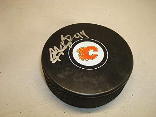 Matt Bartkowski assinou Calgary Flames Hockey Puck autografado 1a - Pucks autografados da NHL