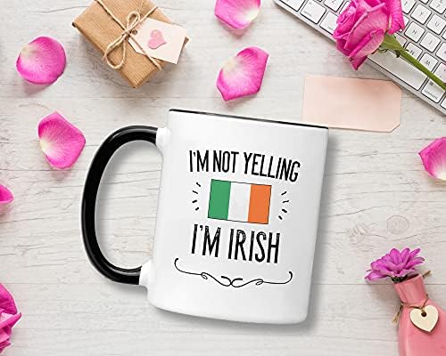 Presentes irlandeses da Casitika. Não estou gritando, sou irlandesa de cerâmica 11 oz caneca de café. Idéia atual para homens / mulheres orgulhosos com a bandeira do país da Irlanda.