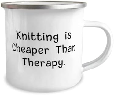 Presentes de tricô lindos, tricô é mais barato que terapia, caneca engraçada de 12 onças de campista de amigos, tricô