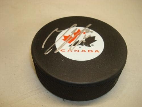 Marc -Edouard Vlasic assinado Team Canada Hockey Puck autografado 1A - Pucks autografados da NHL